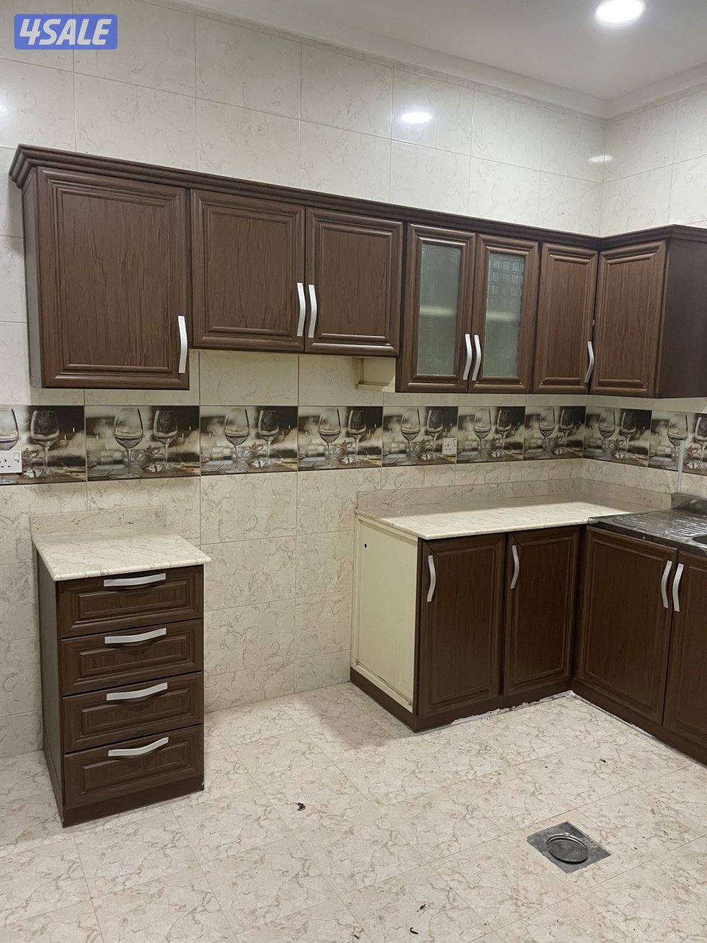 للإيجار شقة بجابر الاحمد ٣ غرف وصالة وحمامين وغرفة خادمهه مع حمام3