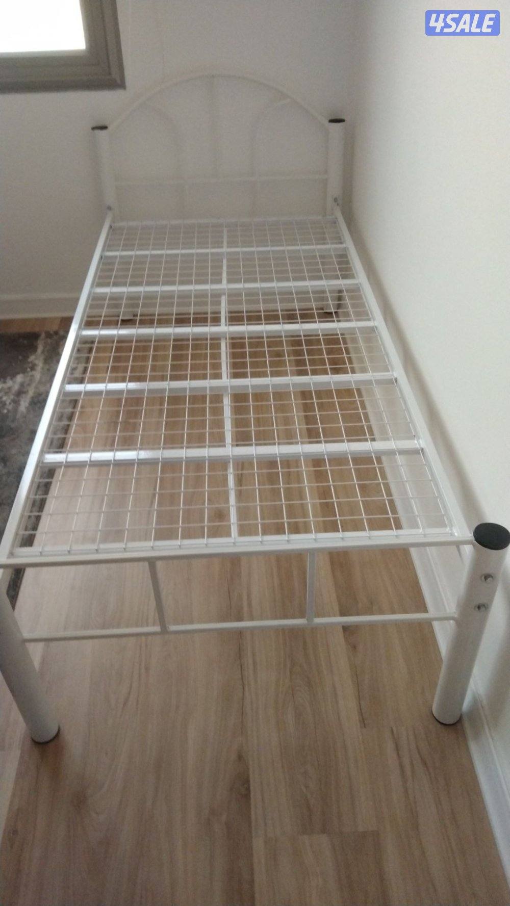 سرير حديد ومرتبه طبيه وبطانيه ومخده والملايات4