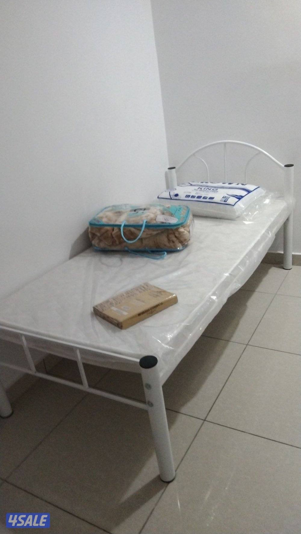 سرير حديد ومرتبه طبيه وبطانيه ومخده والملايات5