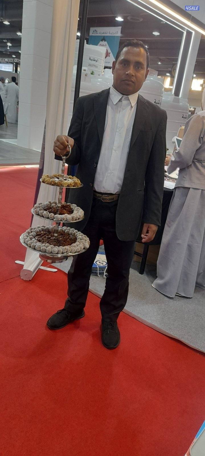 تقديم القهوة العربي والشاي والتمور8