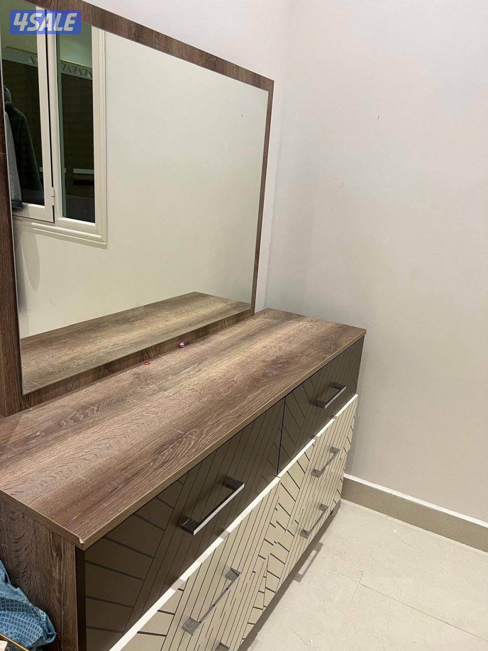 غرفة نوم مع كمودينه وتسريحه وكبت1