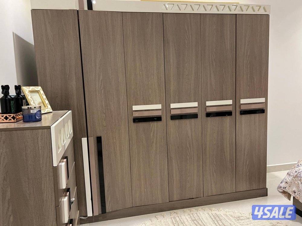 غرفة نوم مع كمودينه وتسريحه وكبت2