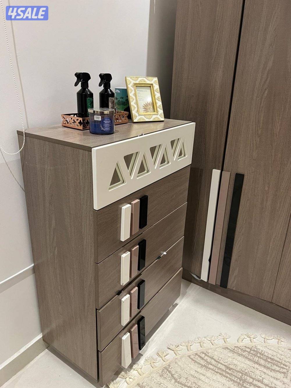 غرفة نوم مع كمودينه وتسريحه وكبت3