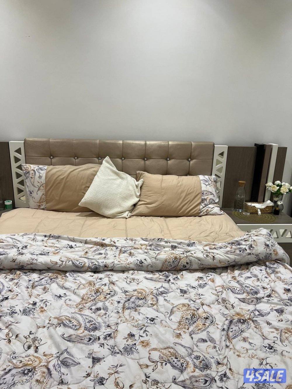 غرفة نوم مع كمودينه وتسريحه وكبت4