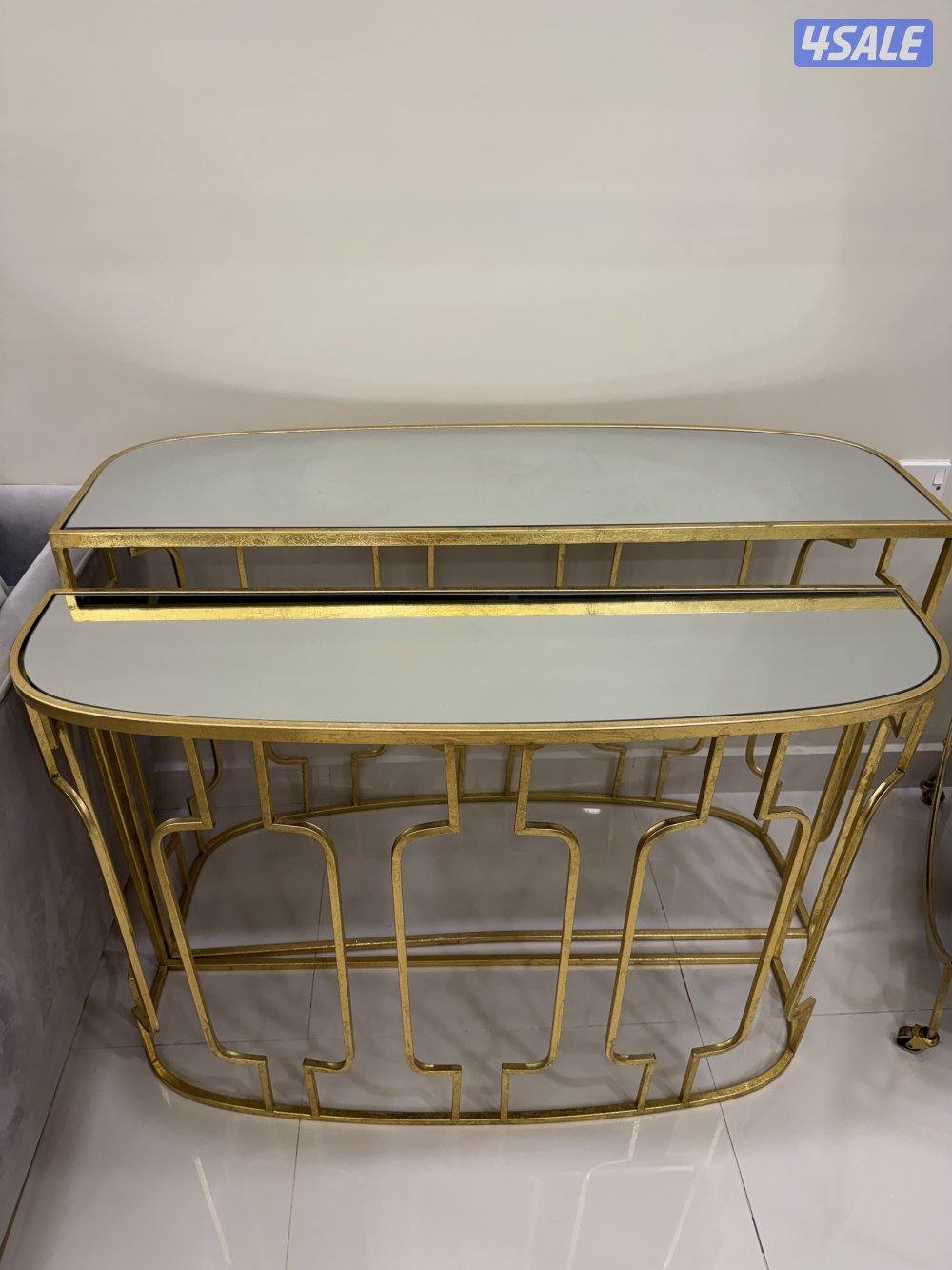 عدد ٢ طاولة كنسلتو ذهبية من ميداس0