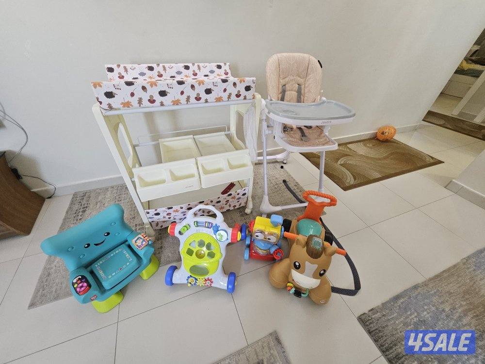 child seat + baby Changing bed + toys0