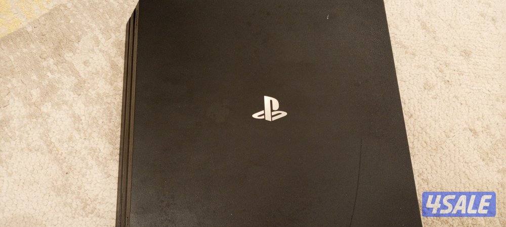 PS4 pro 1 terabyte very good condition8