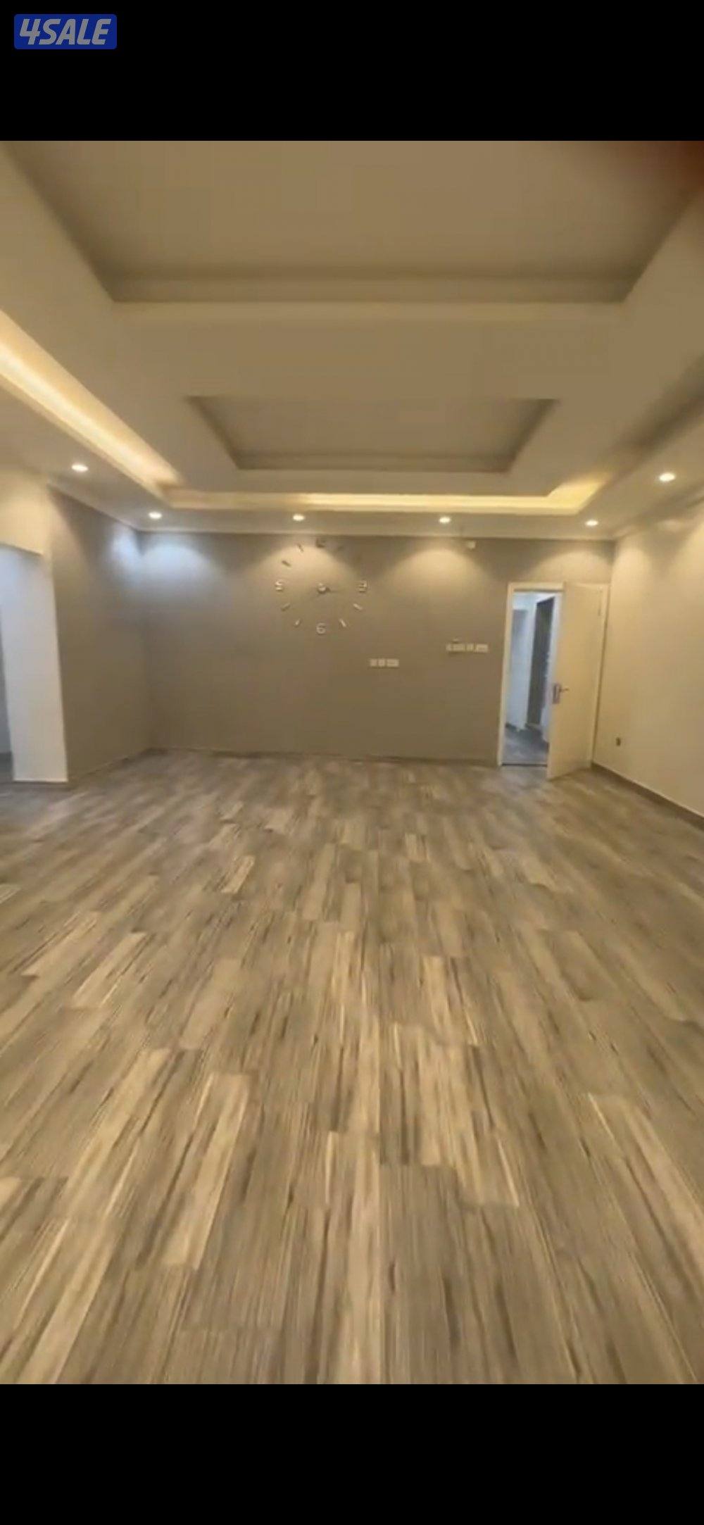 للإيجار دور اول ٤٠٠ متر 8 غرف نوم و صاله0