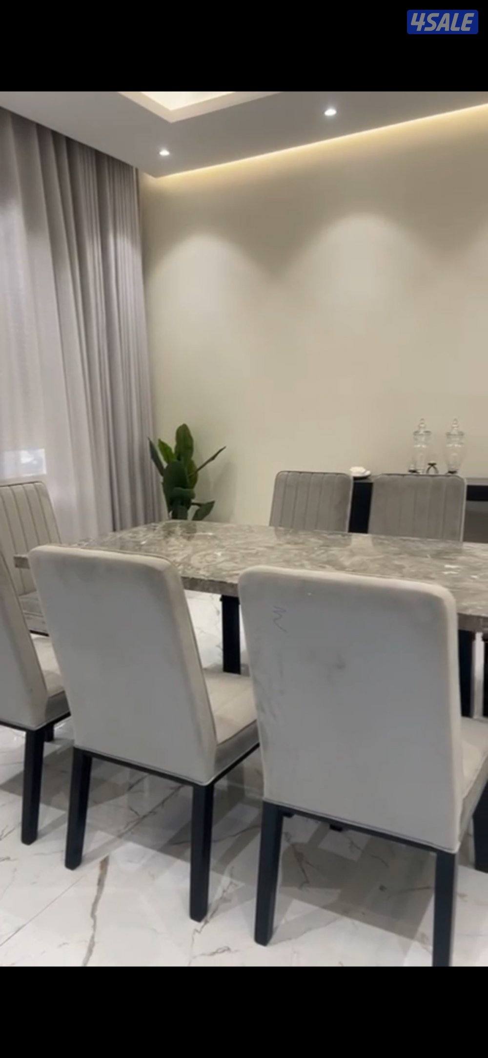 للبيع طاوله جديده من صفاة هوم مع البوفيه0