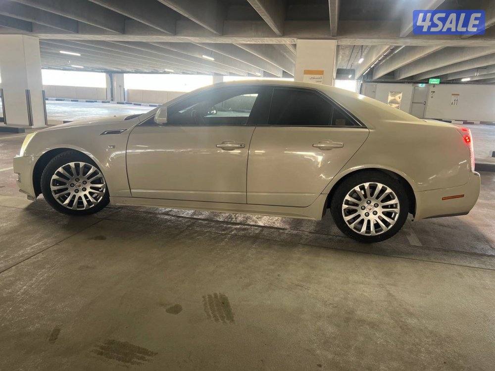 للبيع سيارة كاديلاك CTS موديل 2011 لون بيج1