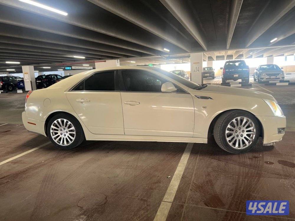 للبيع سيارة كاديلاك CTS موديل 2011 لون بيج2