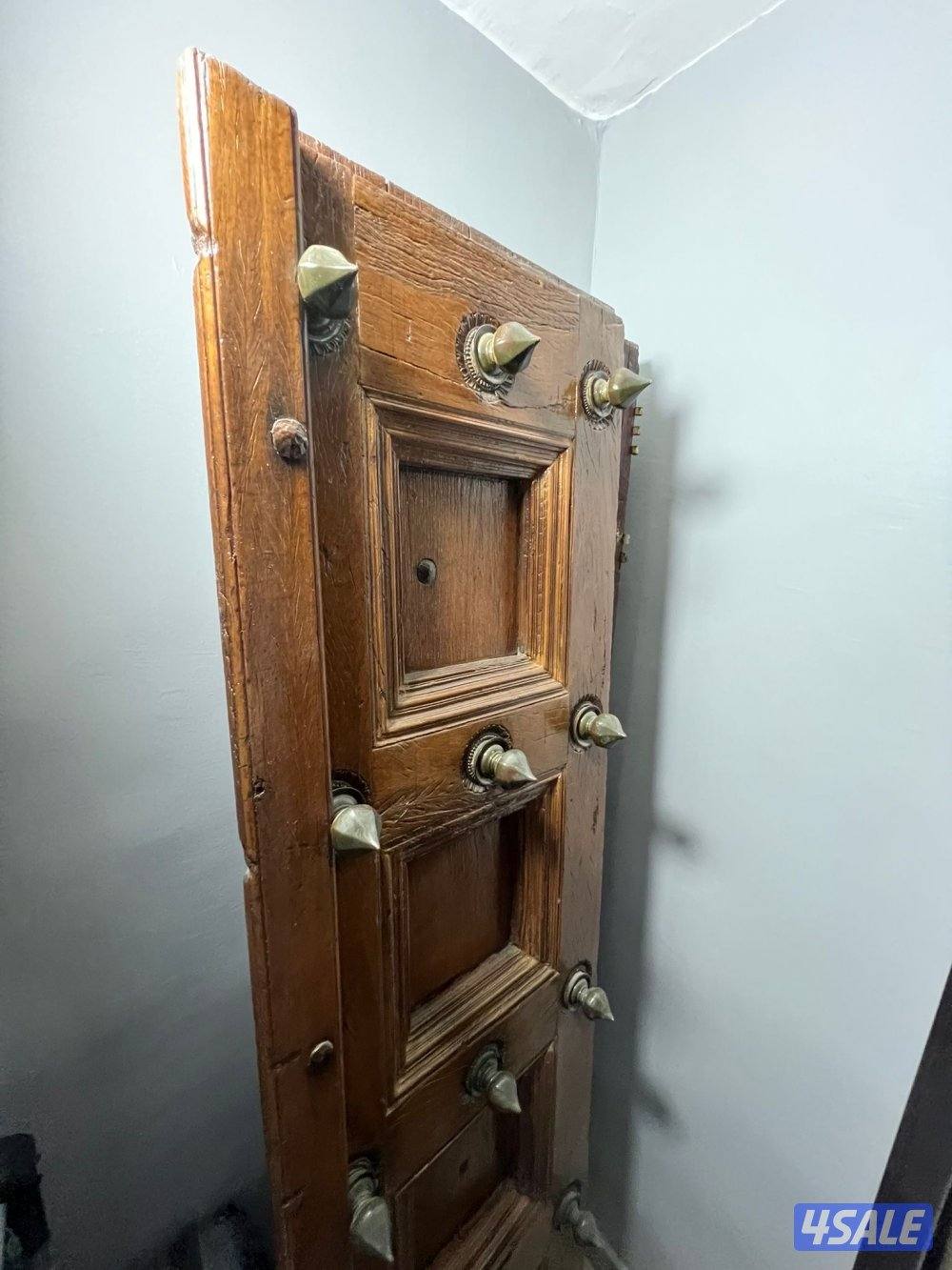 خشب قديم جندل مع باب قديم مميز2