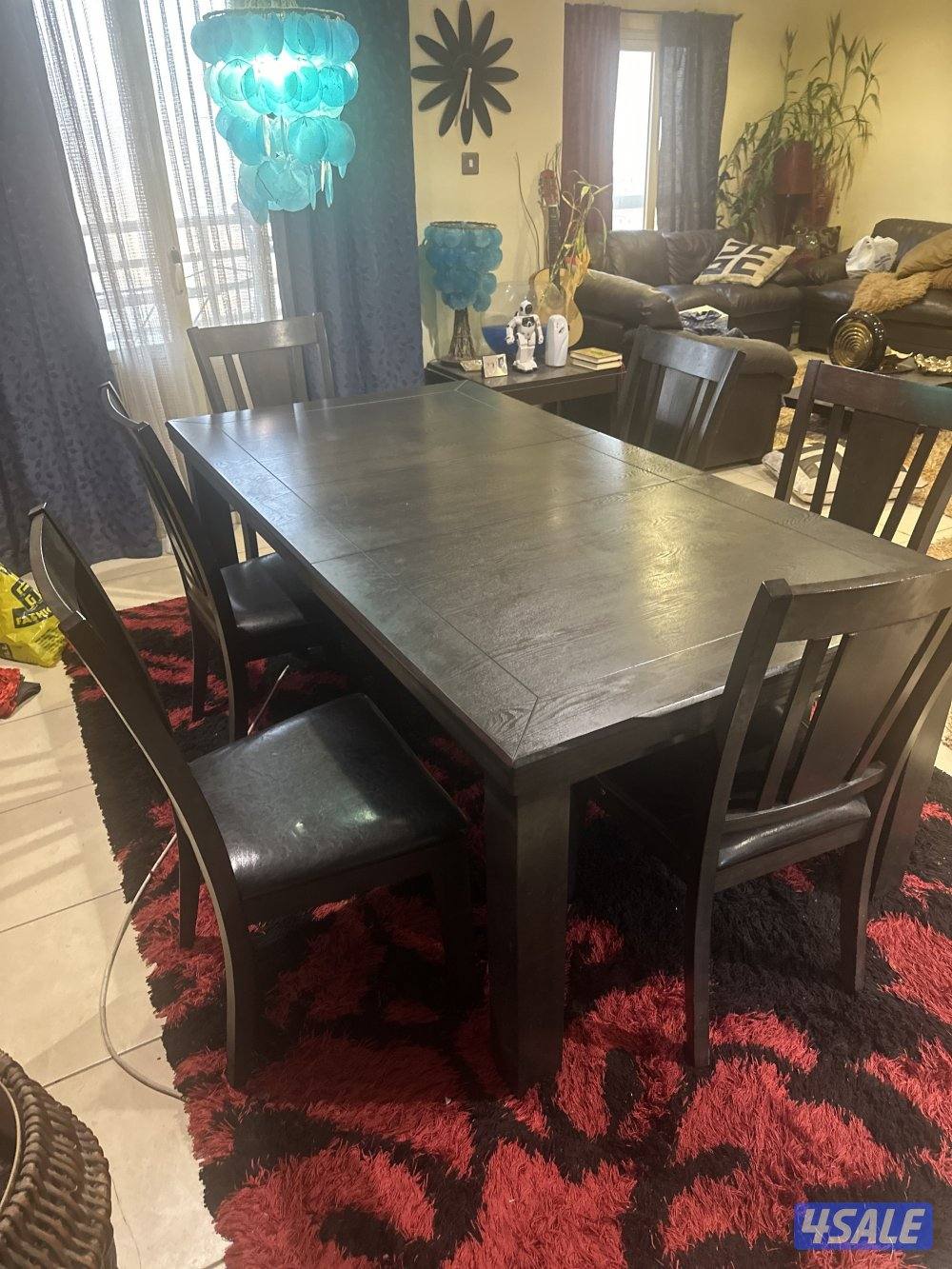 سفرة خشب قابلة للتمدد لتكون ٤ او ٦ كراسي مع ٦ كراسي جلد0