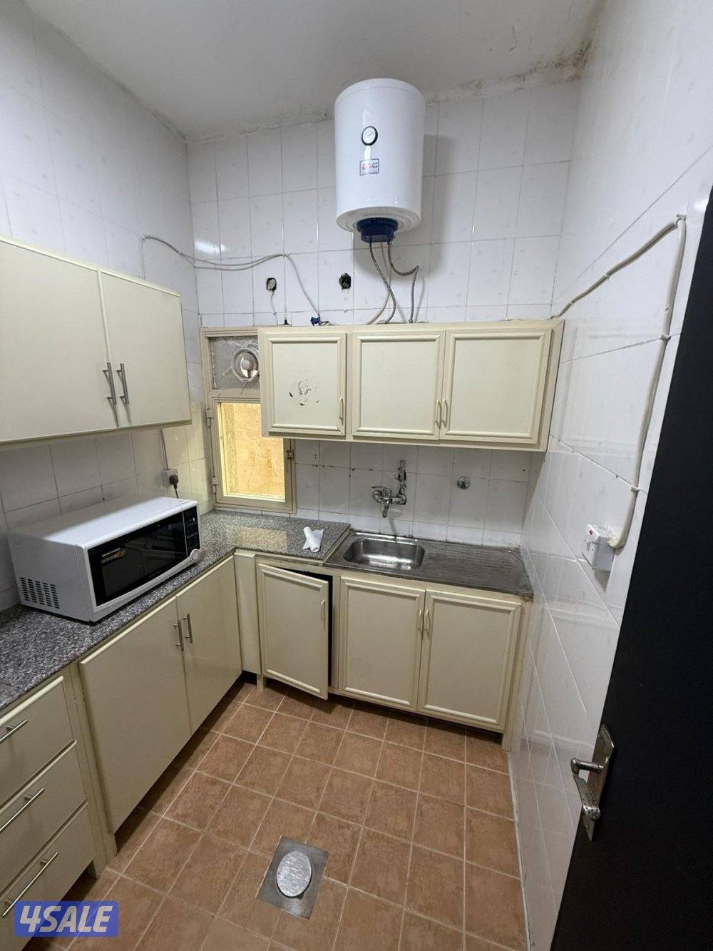 يوجد لدينا شقق الايجار خلو وفاضي نفس الصورة موجوده في الاعلان يوجد🚙🚗4