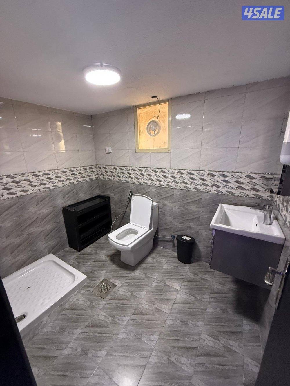 يوجد لدينا شقق الايجار خلو وفاضي نفس الصورة موجوده في الاعلان يوجد🚙🚗5