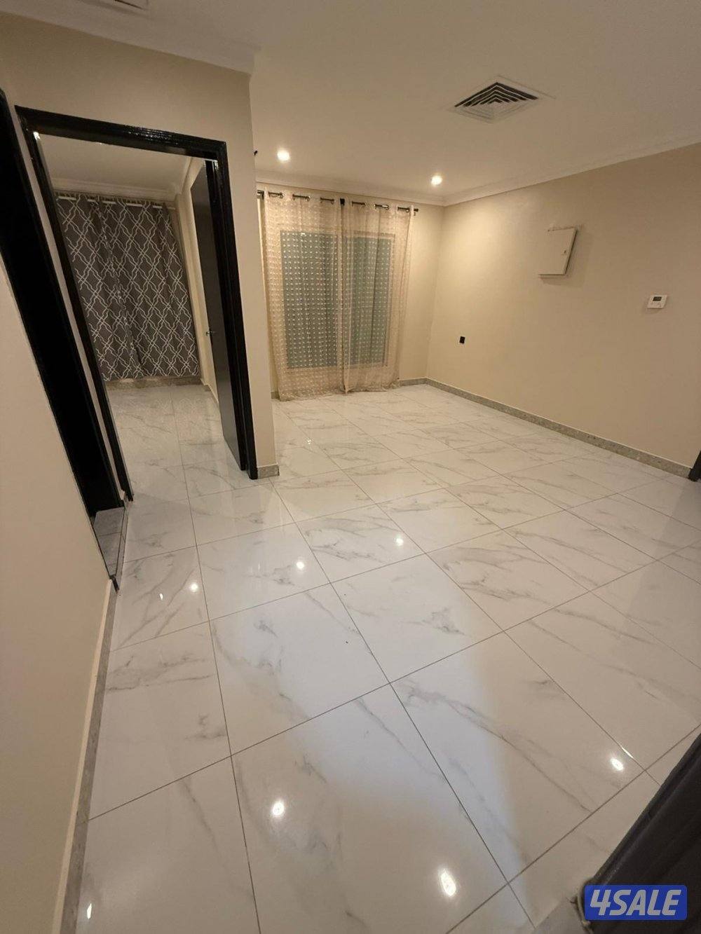 يوجد لدينا شقق الايجار خلو وفاضي نفس الصورة موجوده في الاعلان يوجد🚙🚗9