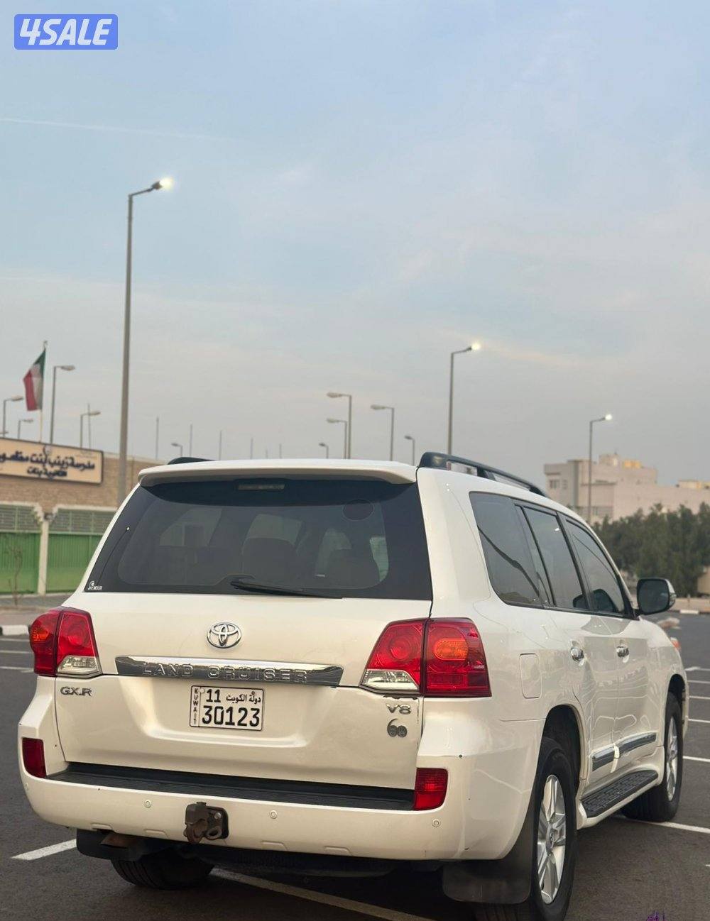 لاند كروز GX.R V8 ٢٠١٤ الساير عداد ٤٨٣ ألف شرط الفحص صبغ وكاله3