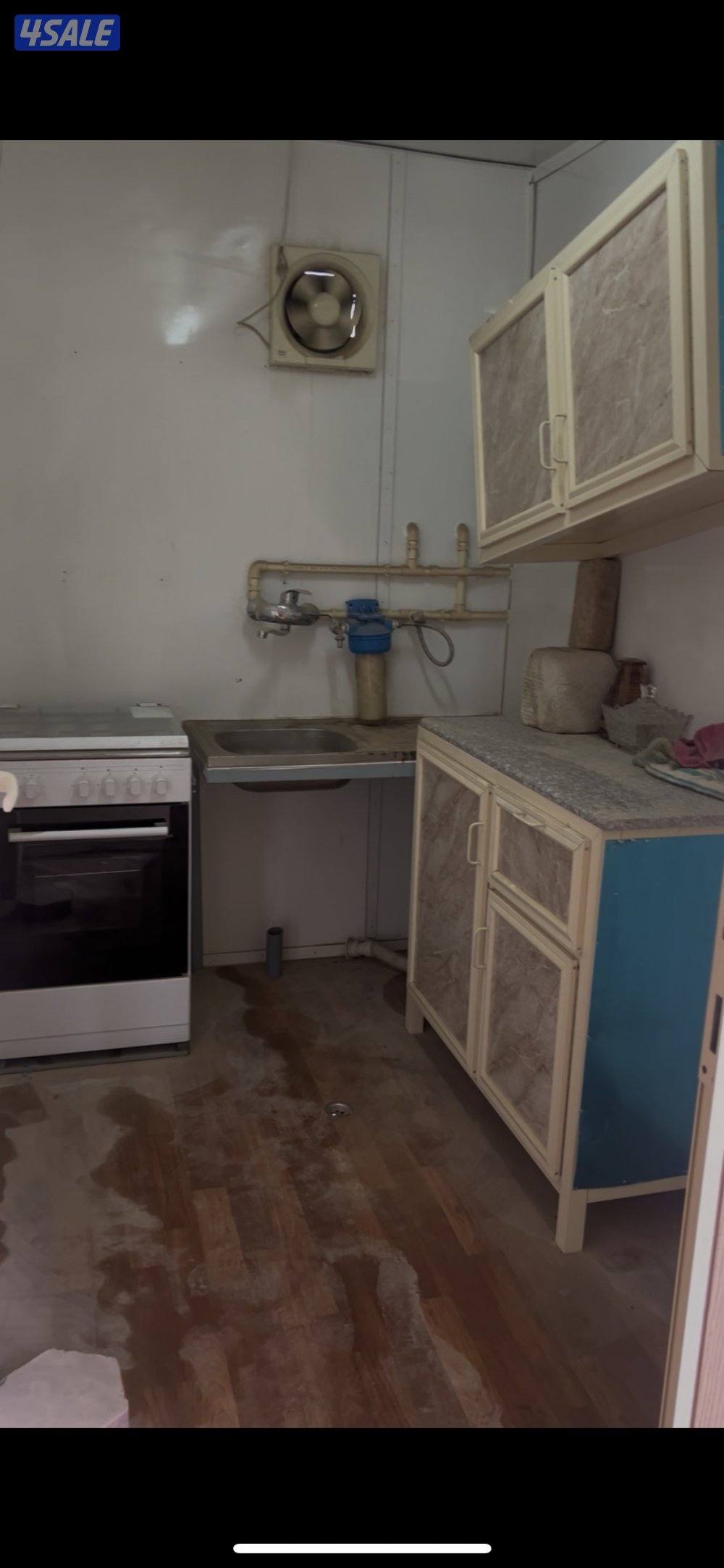 للبيع شاليه طول ٤.١٢ مكون من غرفتين ومطبخ ودورة مياه1