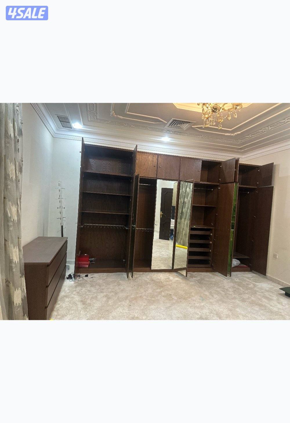 للبيع  كبت ملابس ٨ ابواب مع التقسيمات داخلة والمكان فوق للتخزين خشب1