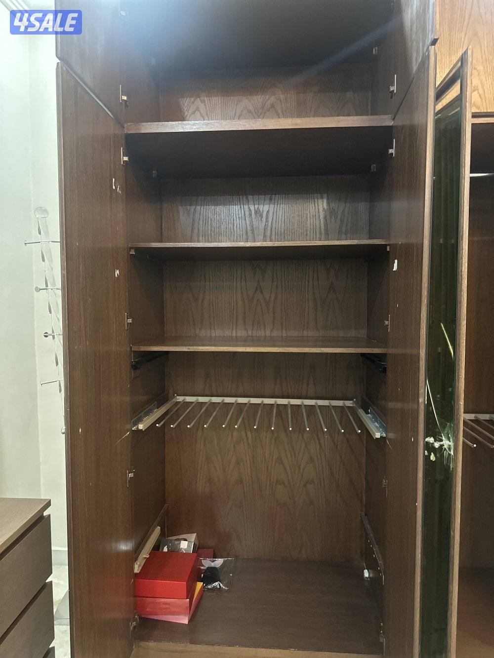 للبيع  كبت ملابس ٨ ابواب مع التقسيمات داخلة والمكان فوق للتخزين خشب2