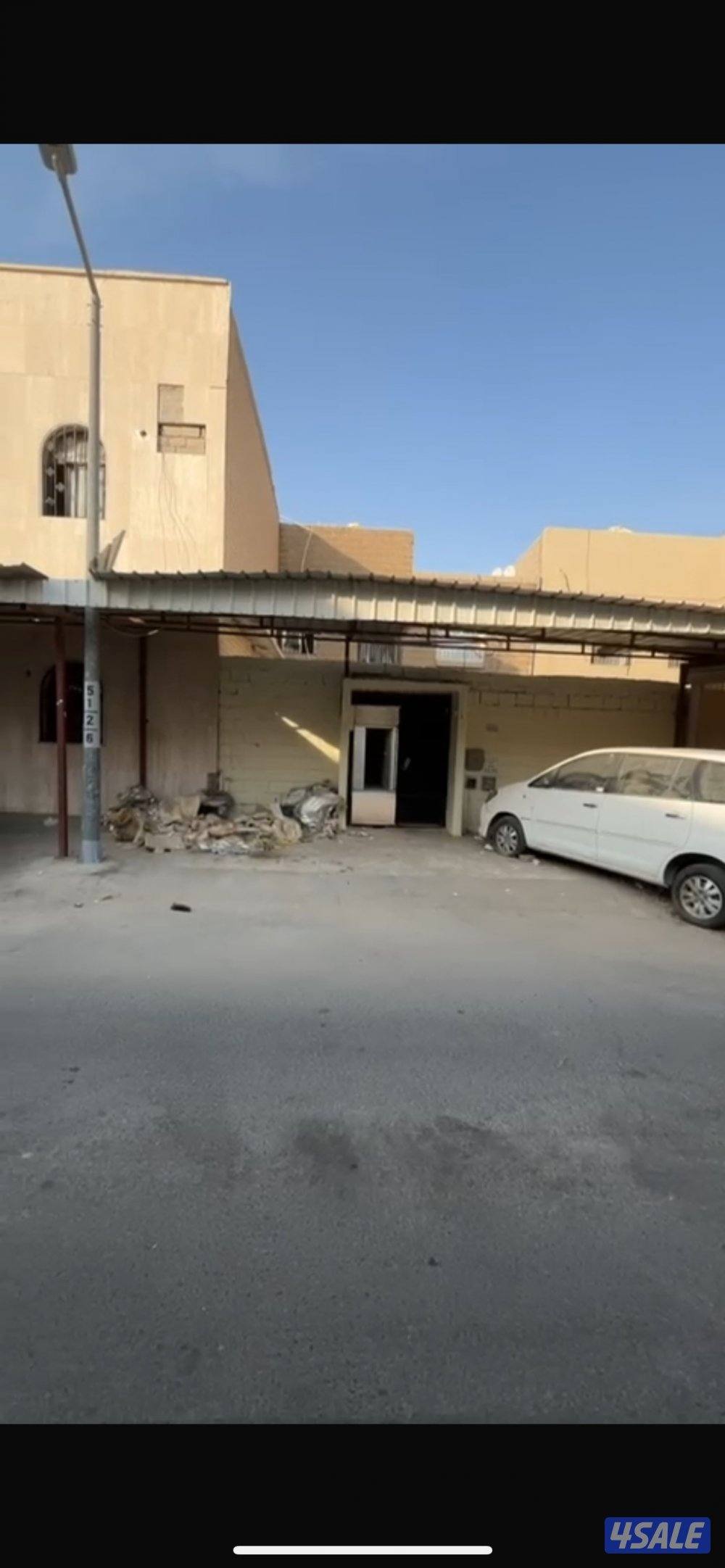 للبيع بيت بالواحة بطن وظهر مقابل المدرسة0