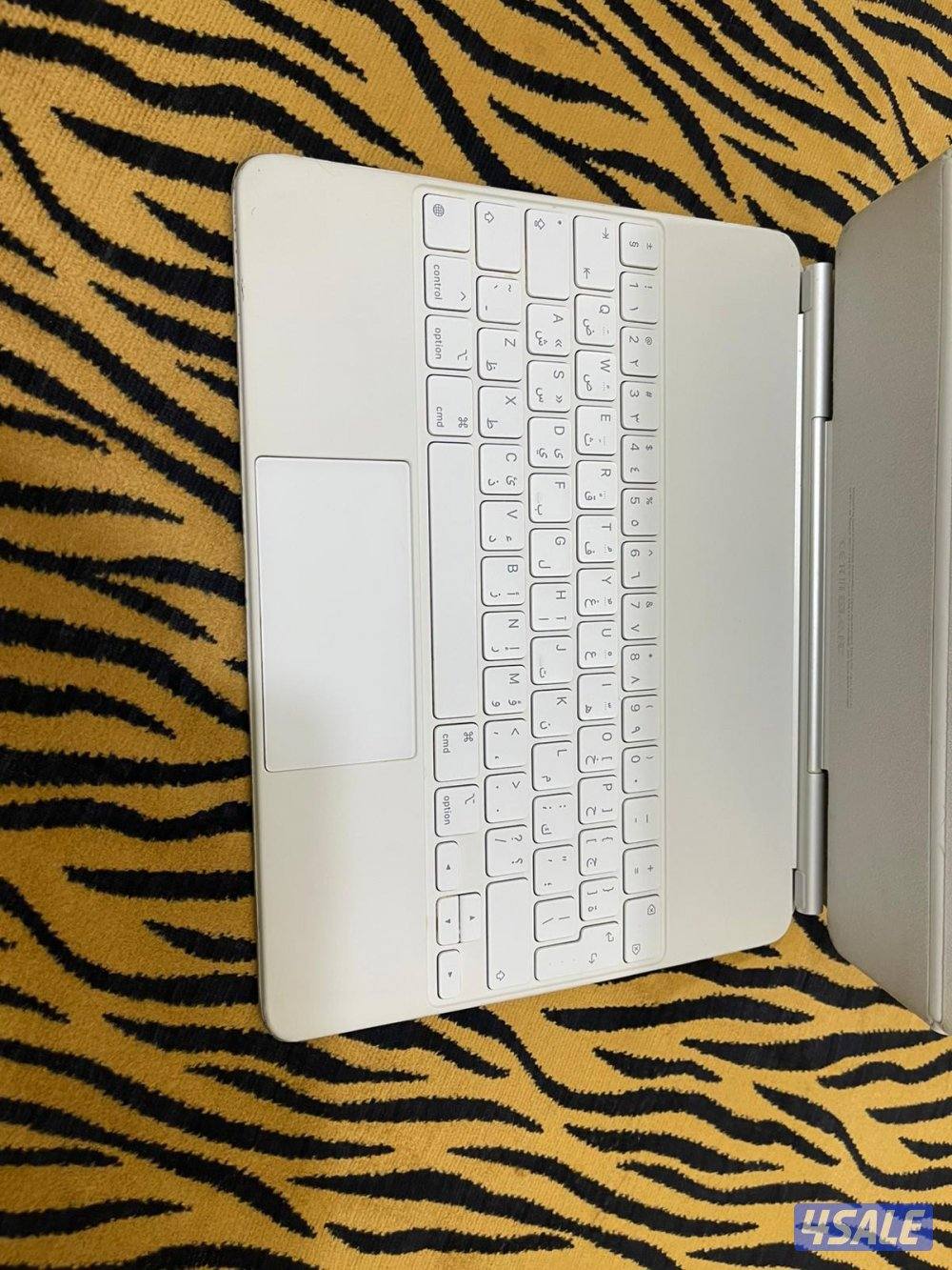 كيبورد ابل ماجيك مقاس 11 بوصة نظيف جدا مو مزلغ يركب علي ايباد برو0