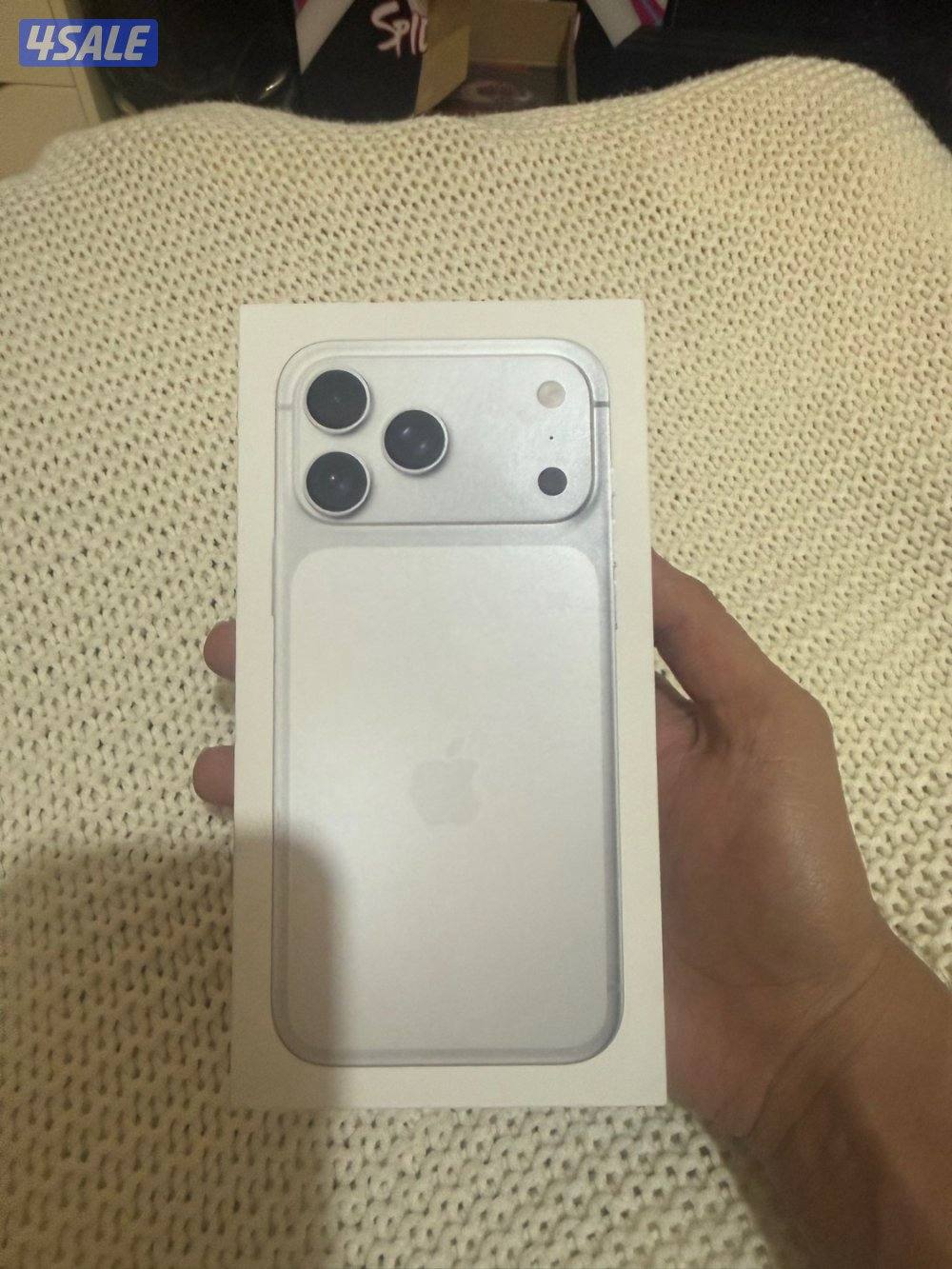 ايفون ١٧ برو ماكس ٢٥٦ ق لونه سلفر الكرتون ياباني0