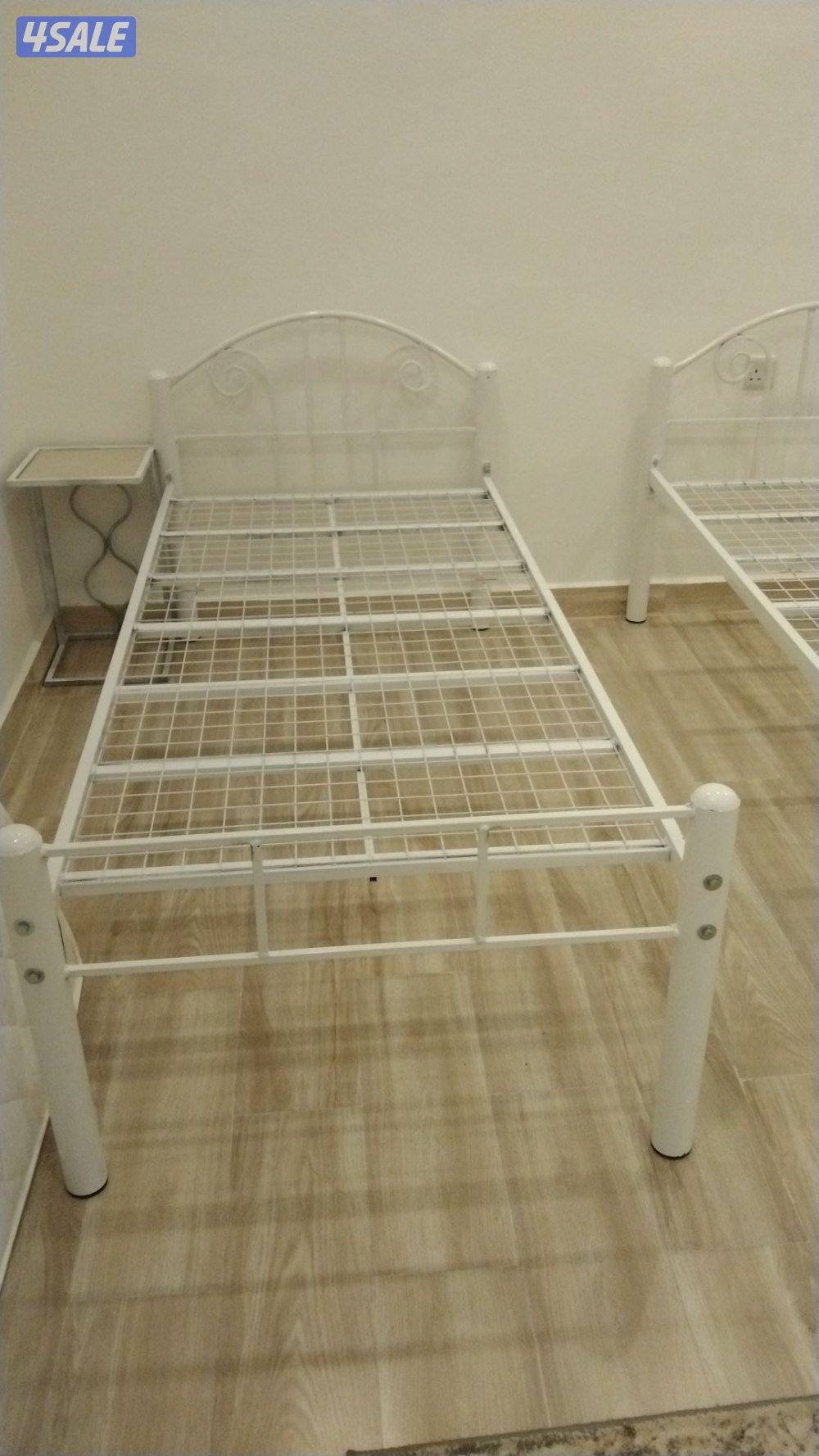 سرير حديد ومرتبه طبيه وبطانيه ومخده والملايات4