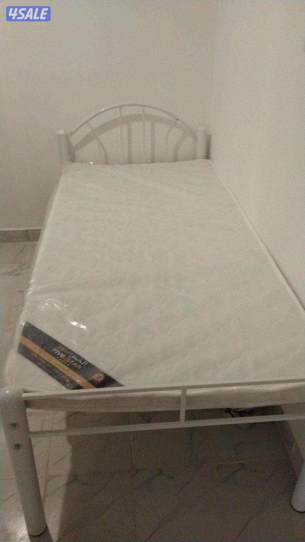 سرير حديد ومرتبه طبيه وبطانيه ومخده والملايات5