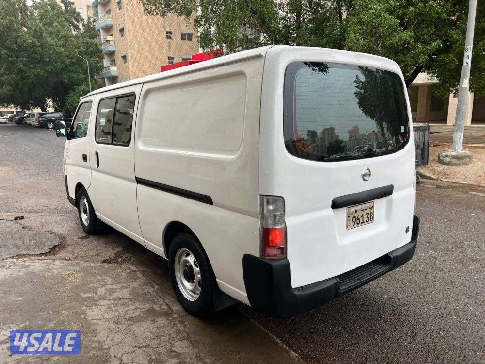 للبيع باص نيسان اورفان مقفل 4 راكب موديل 20114