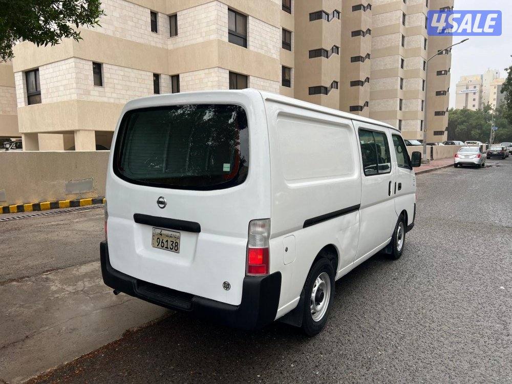 للبيع باص نيسان اورفان مقفل 4 راكب موديل 20116