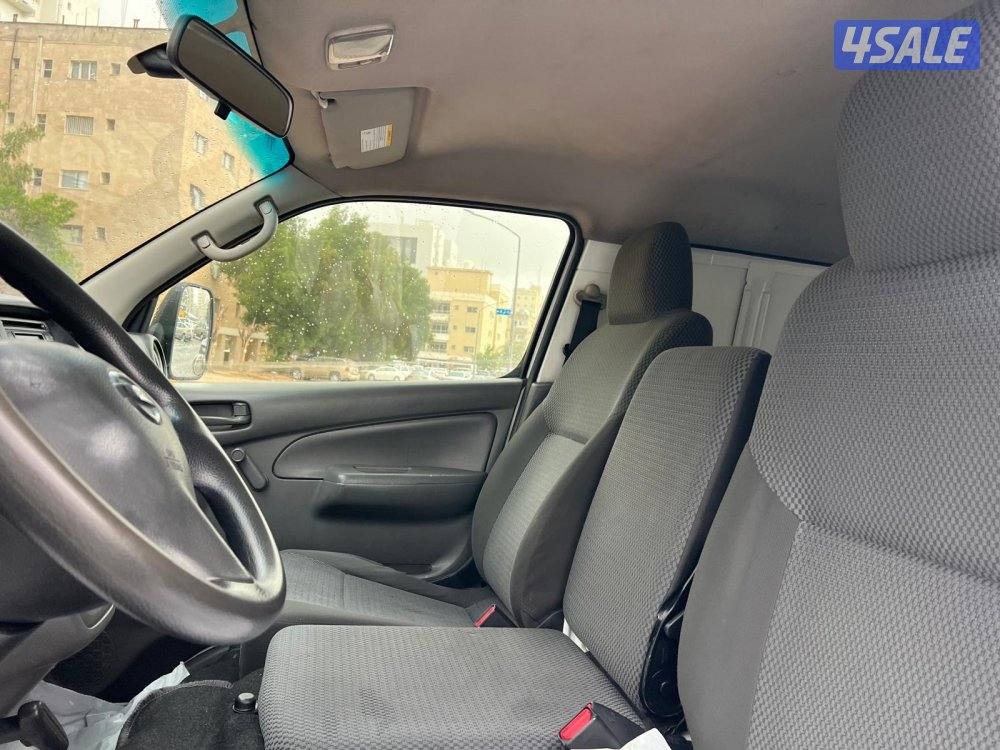 للبيع باص نيسان اورفان مقفل 4 راكب موديل 20118