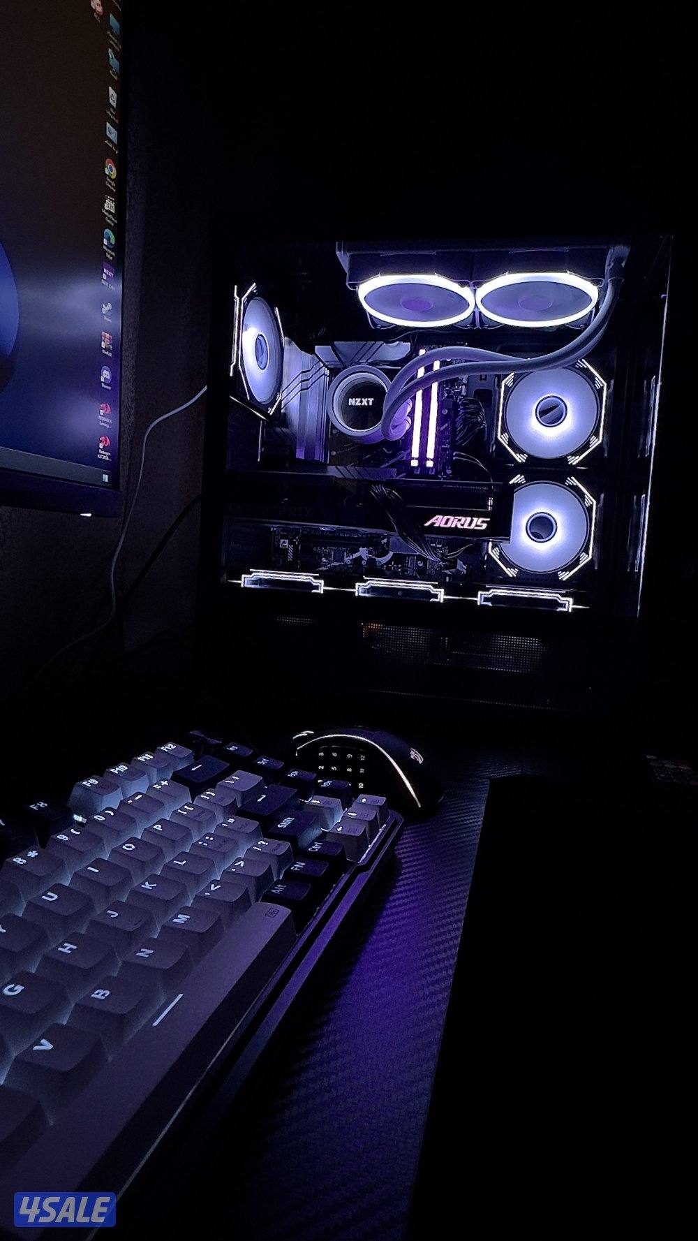 للبيع بي سي مجمع مشغله ٤ مرات مافيه العاب الجهاز مستخدم بس كانه جديد0