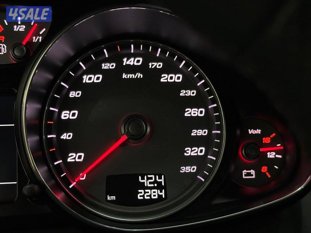 اودي R8 وكالة موديل 2015 عداد الفين كيلو فقط11