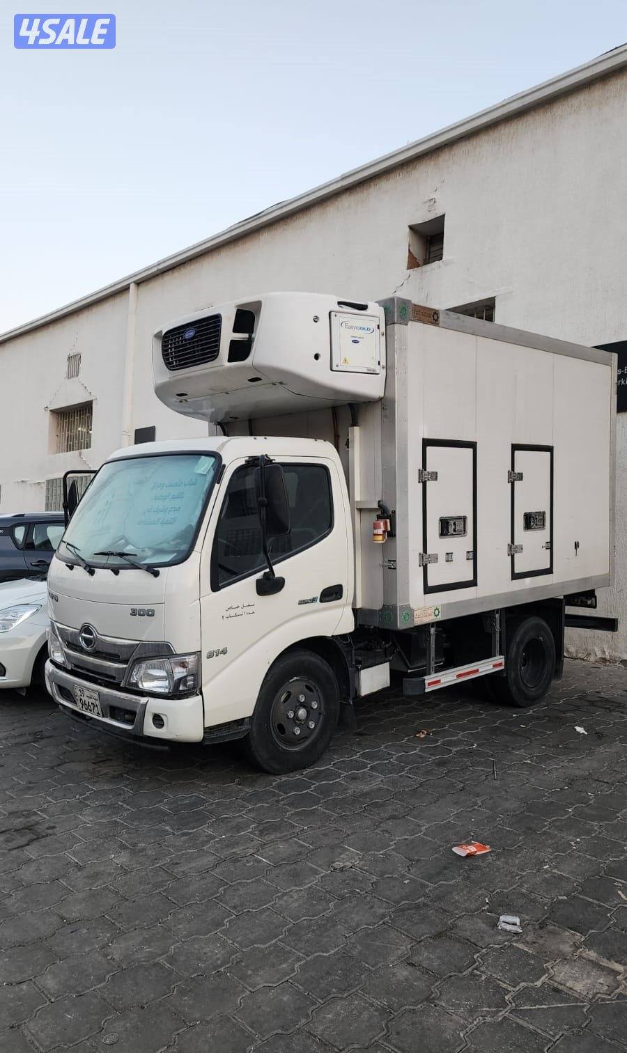 سيارة نقل مواد غذائية مثلجة0