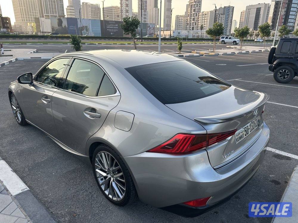 لكزس IS 300 موديل 2018 صبغ الوكالة.. الدرجة الاولى1