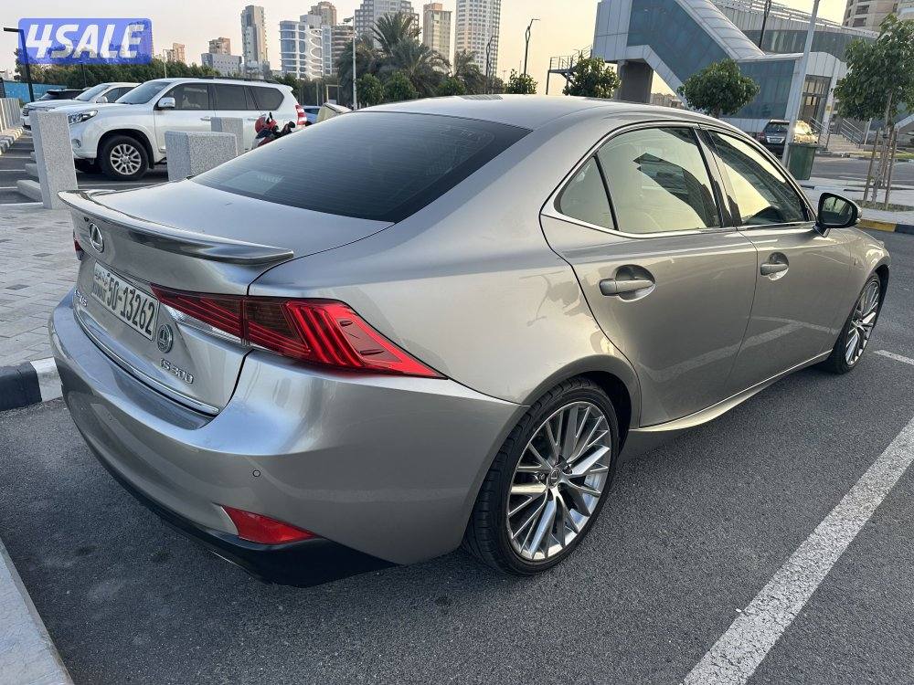 لكزس IS 300 موديل 2018 صبغ الوكالة.. الدرجة الاولى2