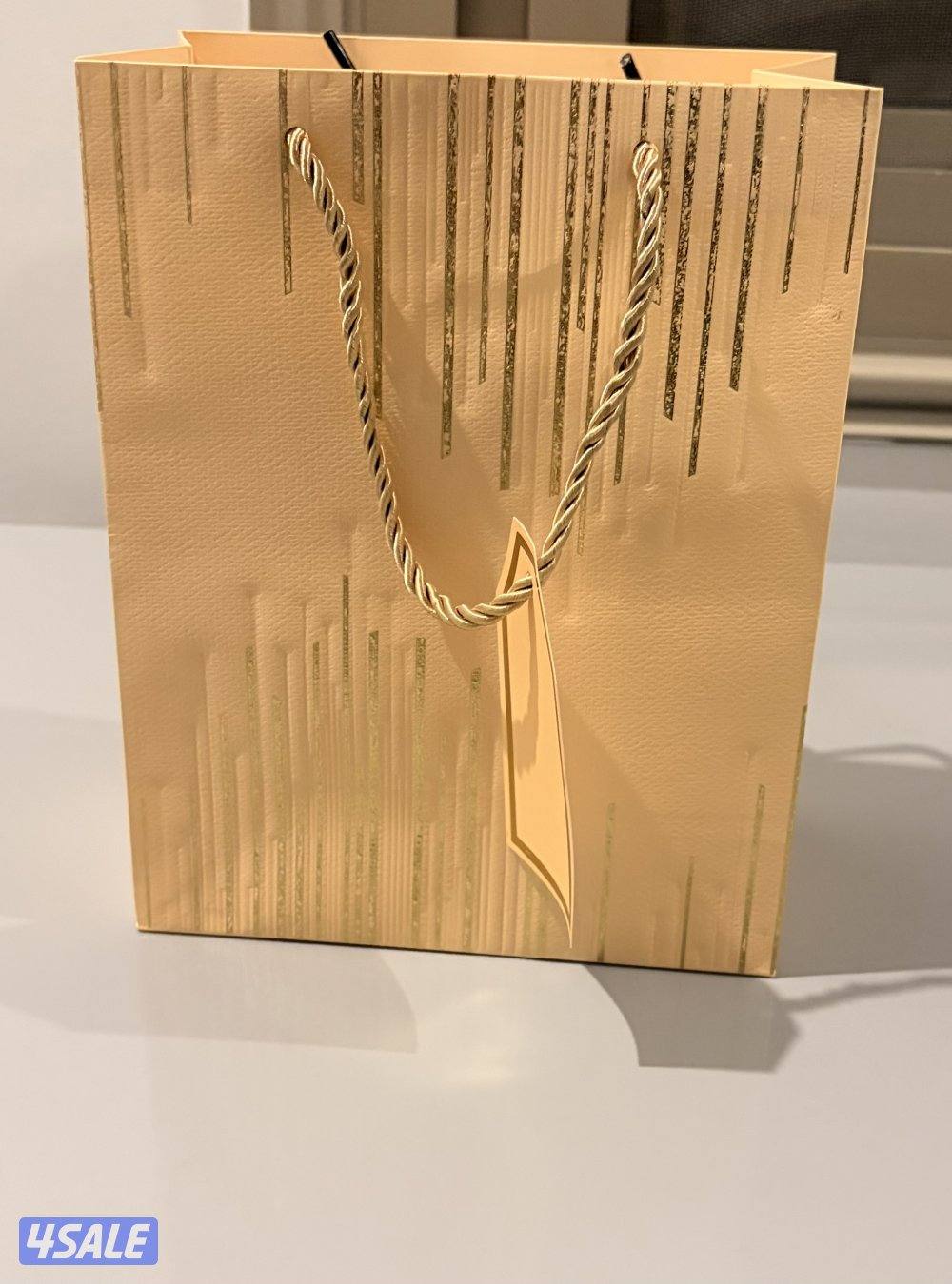 للبيع ساعه نسائيه ماركة ROCHAS0