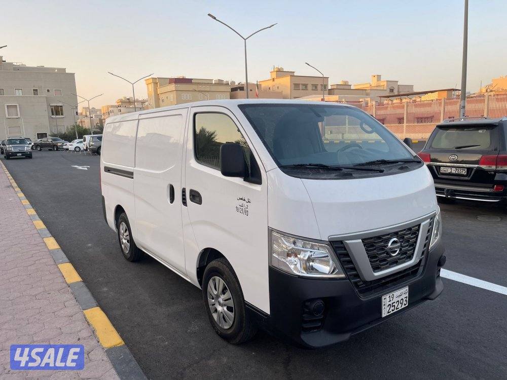 للبيع باص نيسان مقفل1