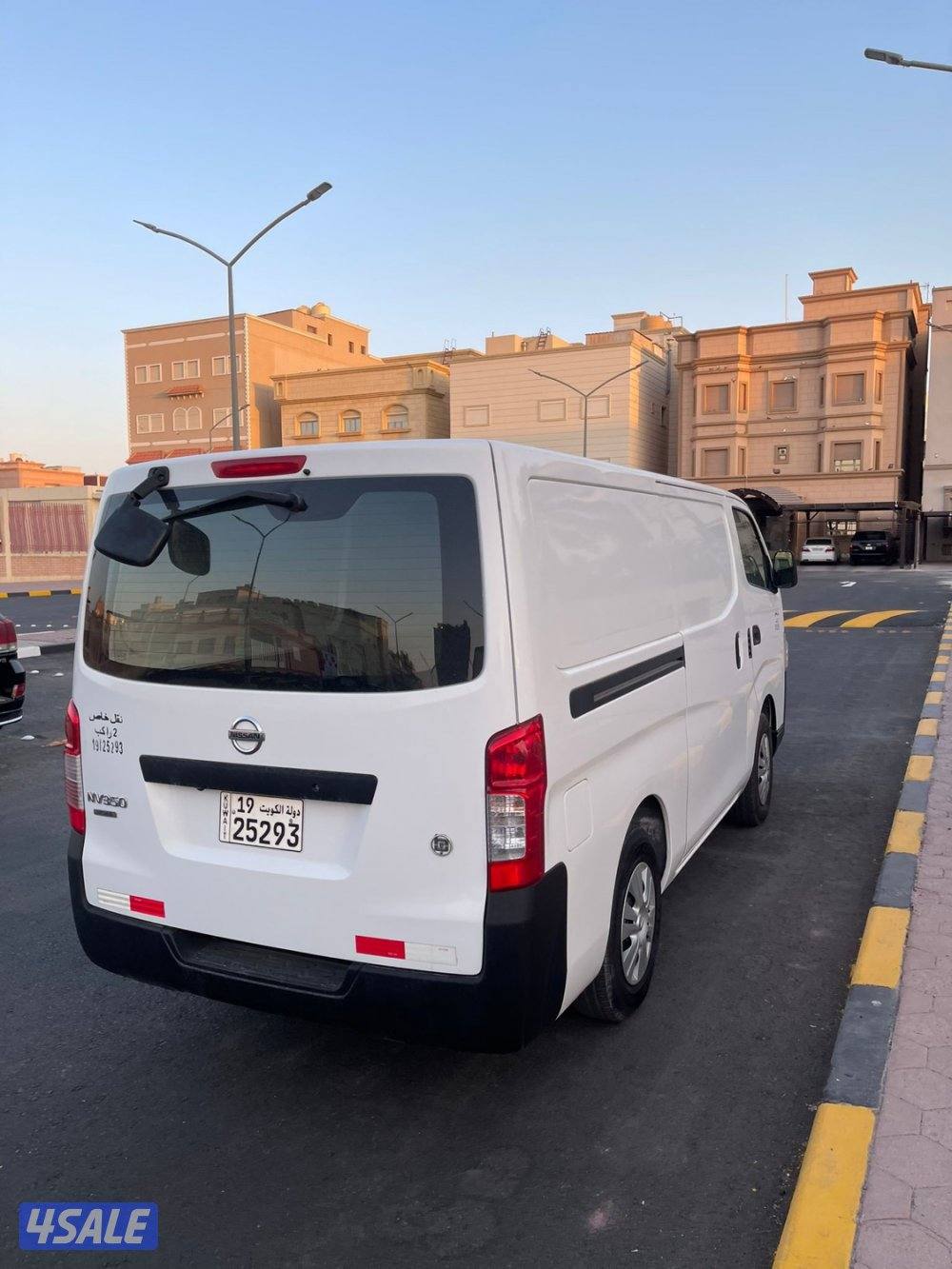 للبيع باص نيسان مقفل3