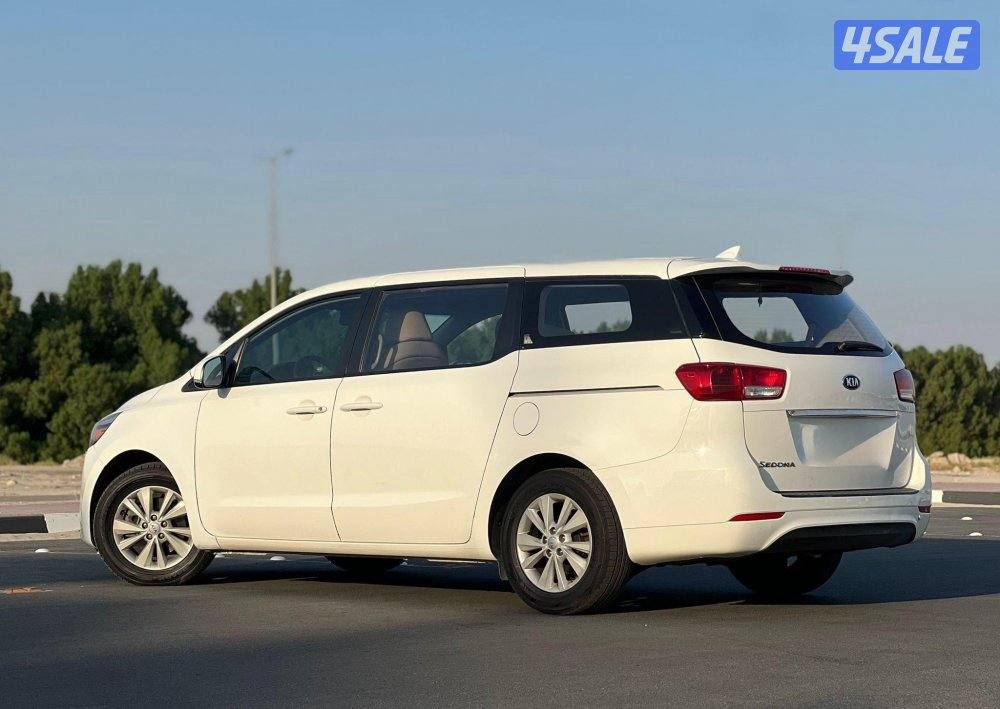 للبيع كيا سيدونا عائليه 2016 - 7 مقاعد - صبغ الوكاله ماعدا قطعه1