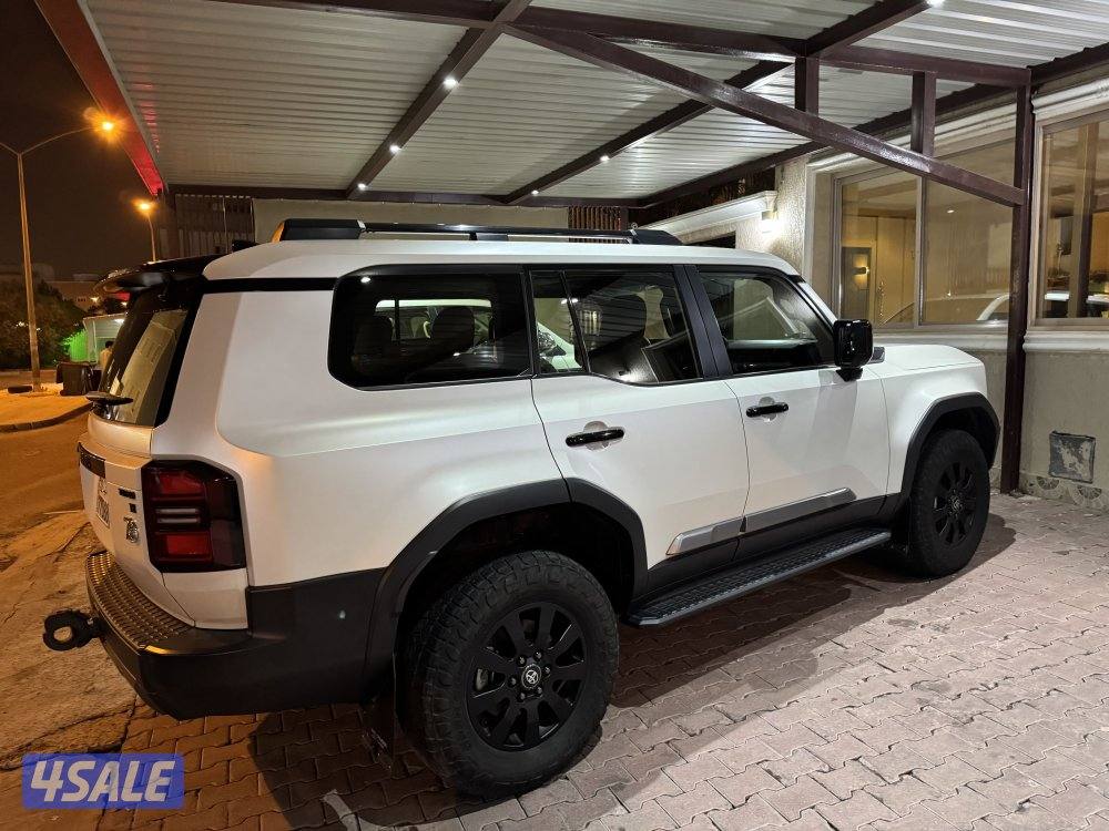 فئة فرست ايدشن اللون ابيض من داخل تان المالك الاول1