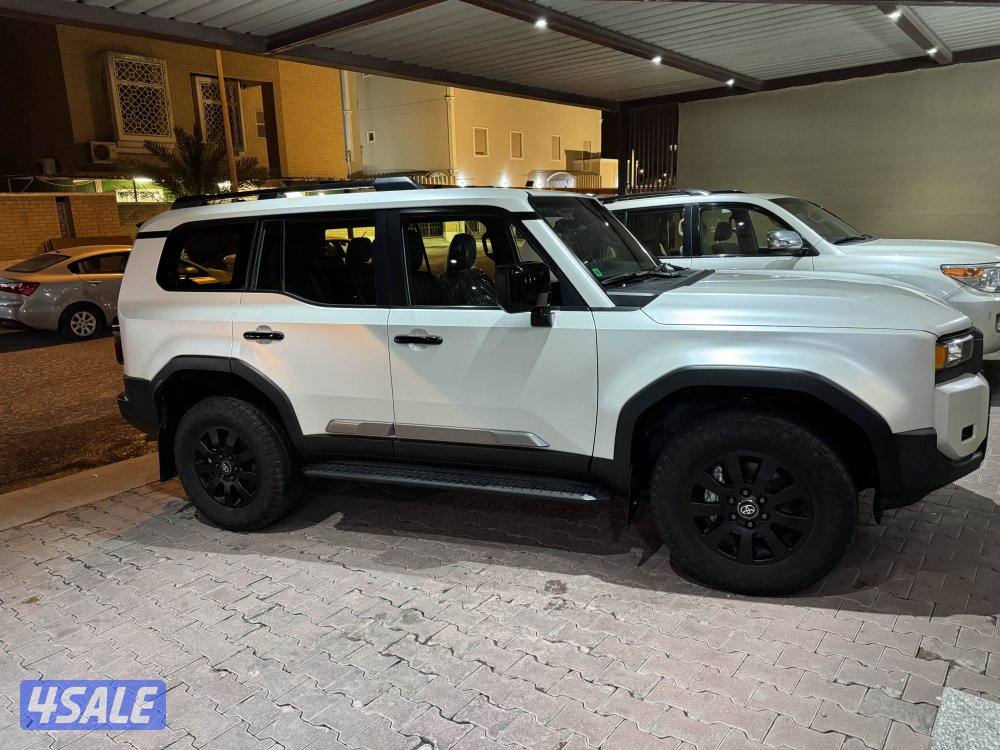 فئة فرست ايدشن اللون ابيض من داخل تان المالك الاول3