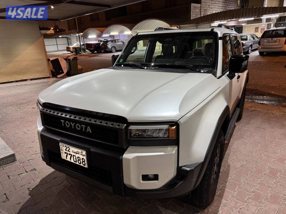 فئة فرست ايدشن اللون ابيض من داخل تان المالك الاول2