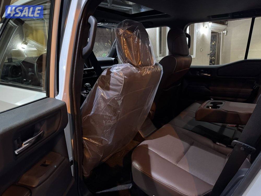 فئة فرست ايدشن اللون ابيض من داخل تان المالك الاول4