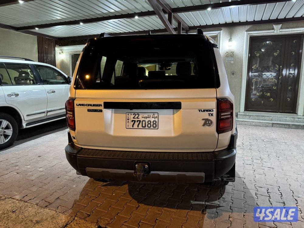 فئة فرست ايدشن اللون ابيض من داخل تان المالك الاول5