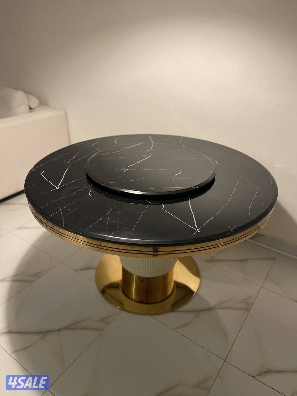 طاولة دائرية رخام بورسلان طبيعي اللون اسود بالذهبي مع قاعده2
