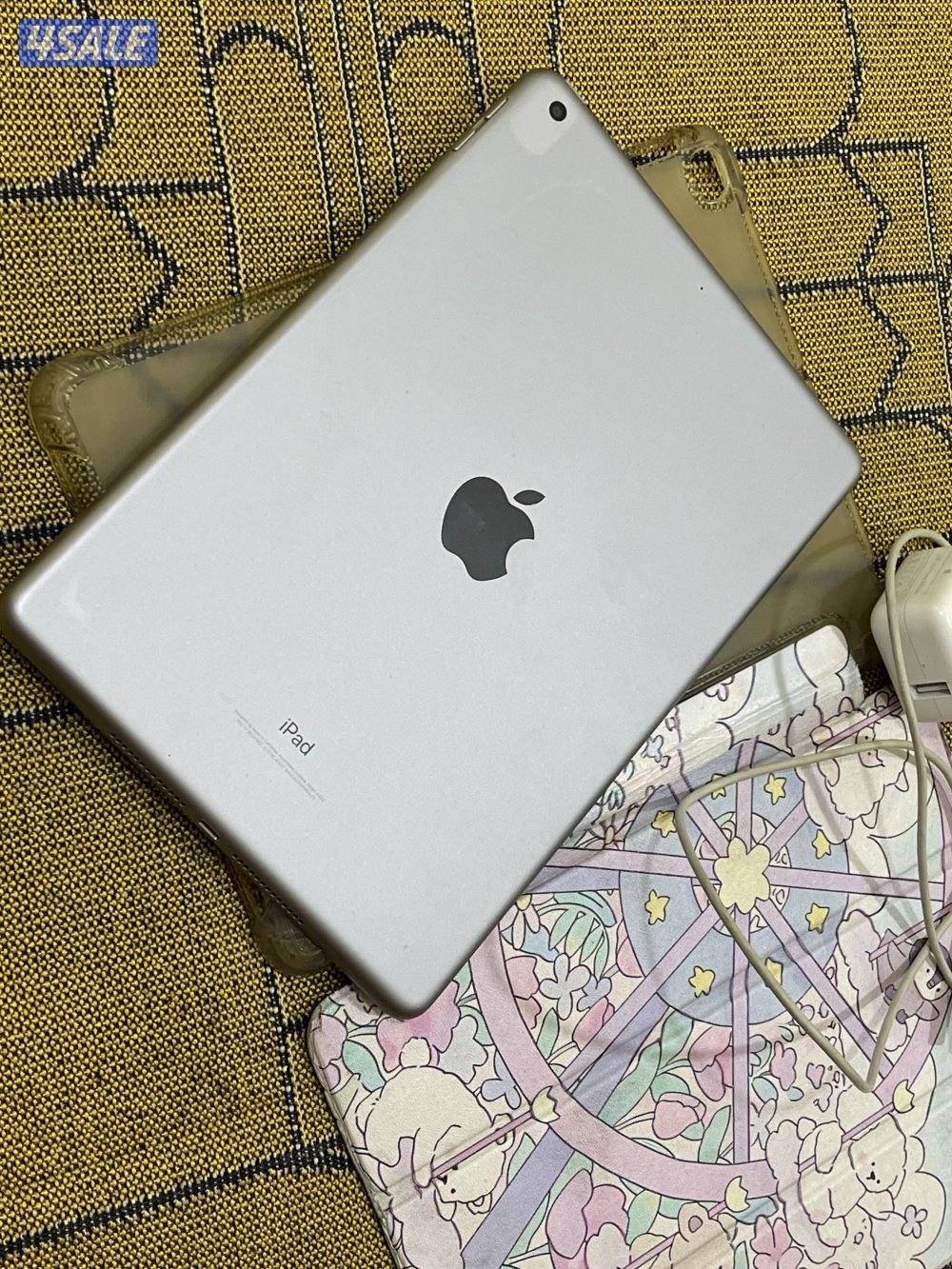 ايباد ابل 5 الخامس 128قيقا واي فاي نظيف مو مفتوح ولا مصلح مع بوك وبلاك2