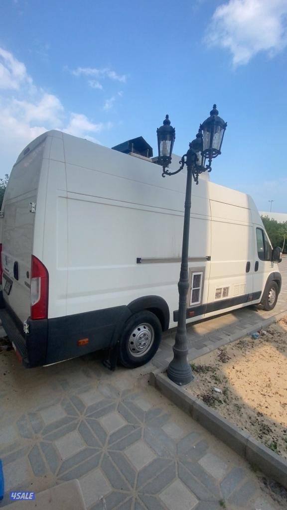 سيارة فود ترك مجهزة تجهيز بسيط للبيع بدون ترخيص شبه جديدة1