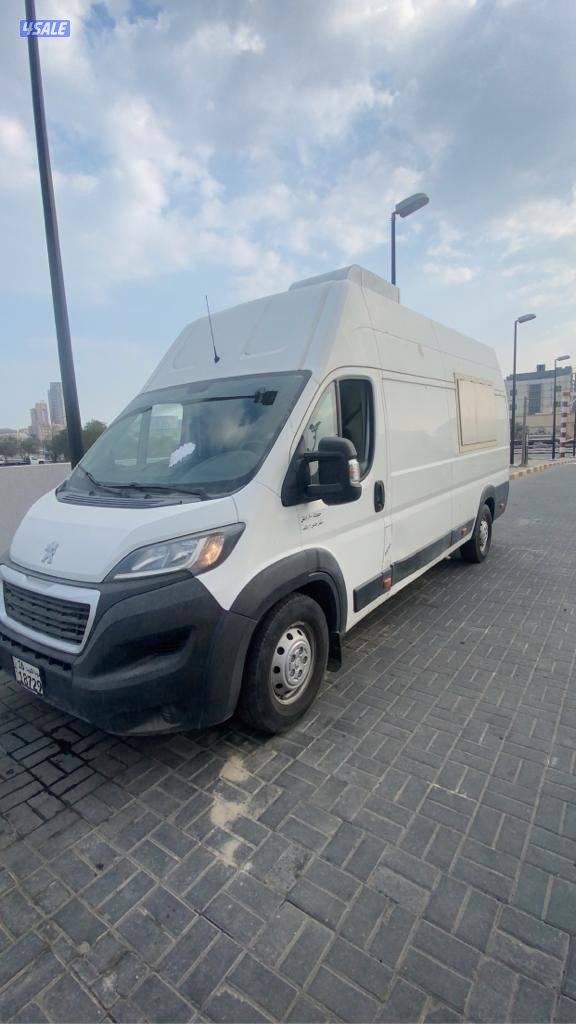 سيارة فود ترك مجهزة تجهيز بسيط للبيع بدون ترخيص شبه جديدة3